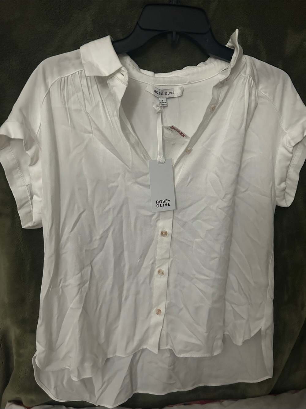 Rose & Olive White Short Sleeve Button-Front Blouse
